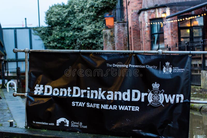 Dronken de campagnebanner van de verdrinkingspreventie op een kanaal in Manchester stock fotografie Dronken de campagnebanner van de verdrinkingspreventie op een kanaal in Manchester stock fotografie