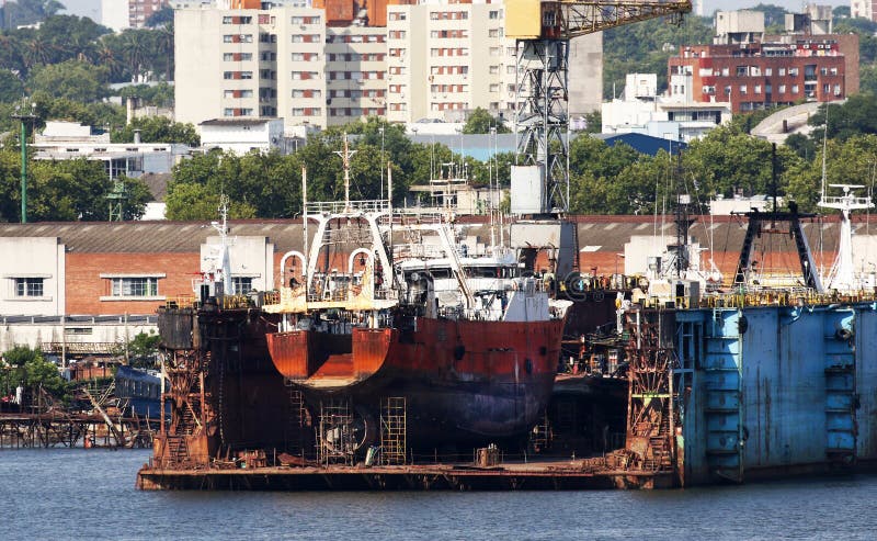 Droogdokscheepswerf in haven van Montevideo, Uruguay Oud schip onder reparaties stock fotografie Droogdokscheepswerf in haven van Montevideo, Uruguay Oud schip onder reparaties stock fotografie