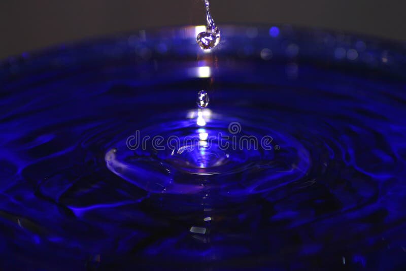 Drops of Water Splashing in a Blue Pool royalty free stock photography Drops of Water Splashing in a Blue Pool royalty free stock photography