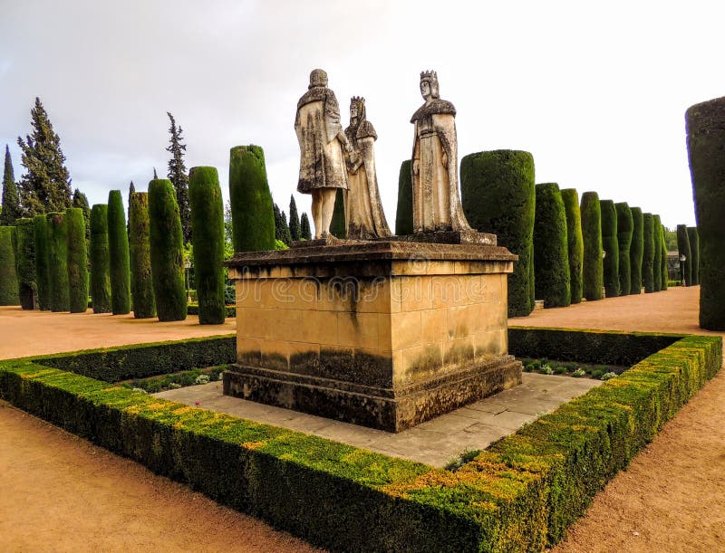 Drottning Isabella och Christopher Columbus Cordoba för landskapstatykonung Ferdninand i alcazaren Spanien arkivbild Drottning Isabella och Christopher Columbus Cordoba för landskapstatykonung Ferdninand i alcazaren Spanien arkivbild