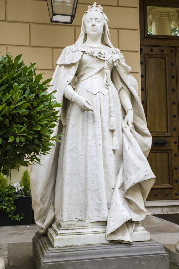 Drottning Victoria Statue i London royaltyfri foto Drottning Victoria Statue i London royaltyfri foto