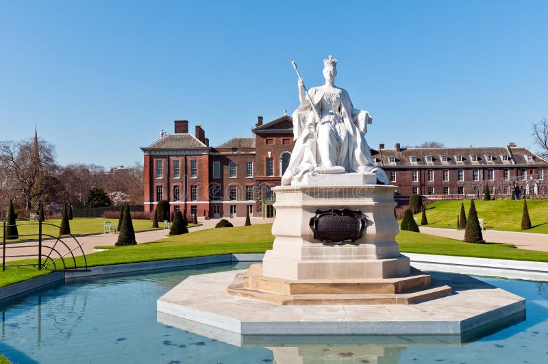 Statue of Queen Victoria in front of Kensington Palace, London. Statue of Queen Victoria in front of Kensington Palace, London