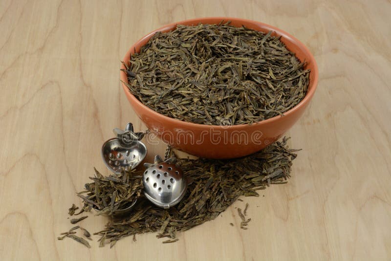 Misa z voľný pľúca čínština zelený čaj listy a dve čaj guľa.