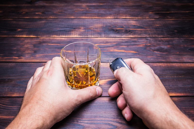 drucken körning Exponeringsglas i manhänder och biltangenter drink arkivbilder drucken körning Exponeringsglas i manhänder och biltangenter drink arkivbilder