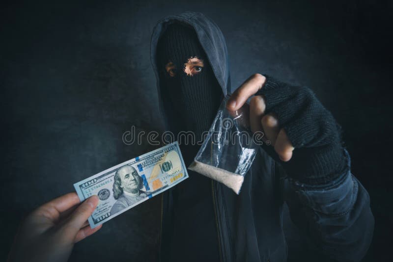 Drugdealer die verdovende substantie zich op de straat aanbieden te wijden royalty-vrije stock foto Drugdealer die verdovende substantie zich op de straat aanbieden te wijden royalty-vrije stock foto