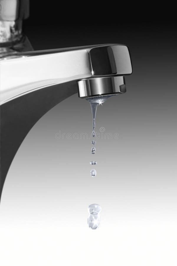 Druipende tapkraan en waterdalingen stock afbeeldingen Druipende tapkraan en waterdalingen stock afbeeldingen