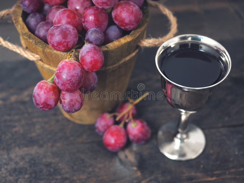 druvarött vin Vin och druvor i tappninginställning med korkar på trätabellen arkivfoton druvarött vin Vin och druvor i tappninginställning med korkar på trätabellen arkivfoton