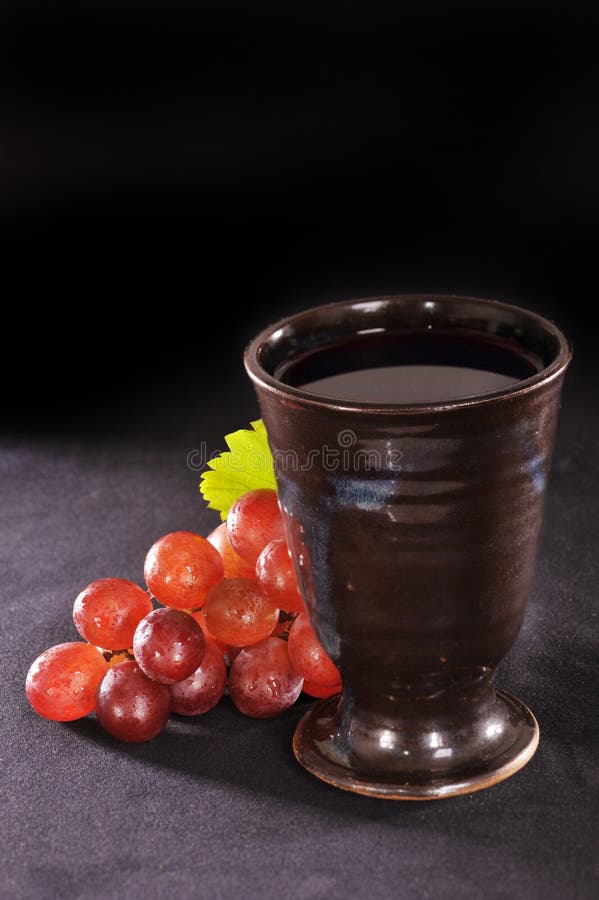 Druvor och winecup royaltyfria bilder Druvor och winecup royaltyfria bilder