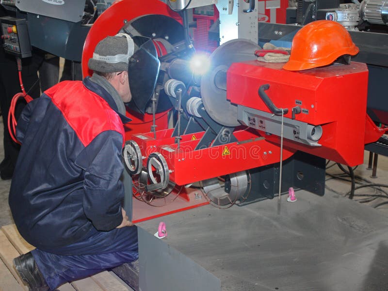 Druzhkovka, de Oekraïne - December 25, 2012: Lasser in een masker die van de lassenmachine lopen royalty-vrije stock foto Druzhkovka, de Oekraïne - December 25, 2012: Lasser in een masker die van de lassenmachine lopen royalty-vrije stock foto