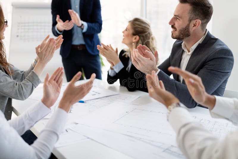 Drużyna architekci pracuje wpólnie na projekcie zdjęcie stock Drużyna architekci pracuje wpólnie na projekcie zdjęcie stock
