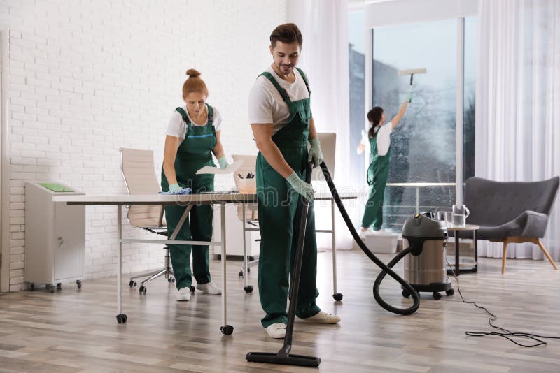 Drużyna fachowi janitors pracuje w biurze czyści usługa obraz stock