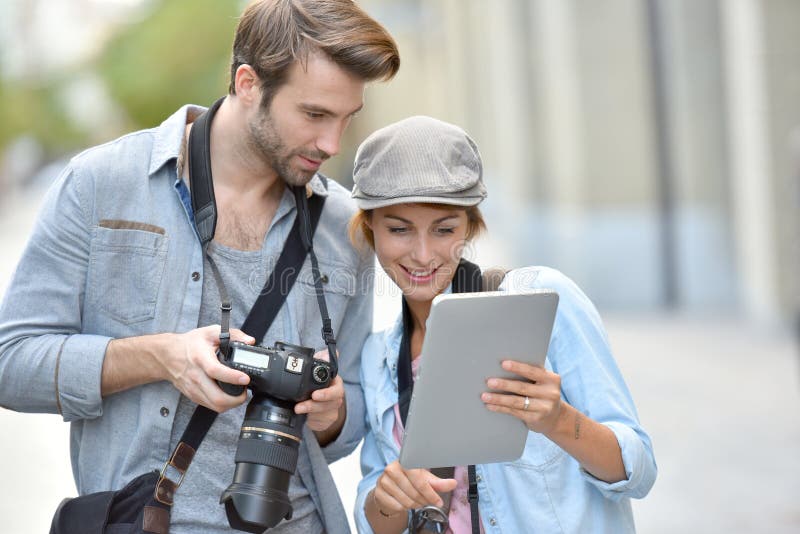 Drużyna fotografowie robi reportażowi w miasteczku fotografia royalty free Drużyna fotografowie robi reportażowi w miasteczku fotografia royalty free