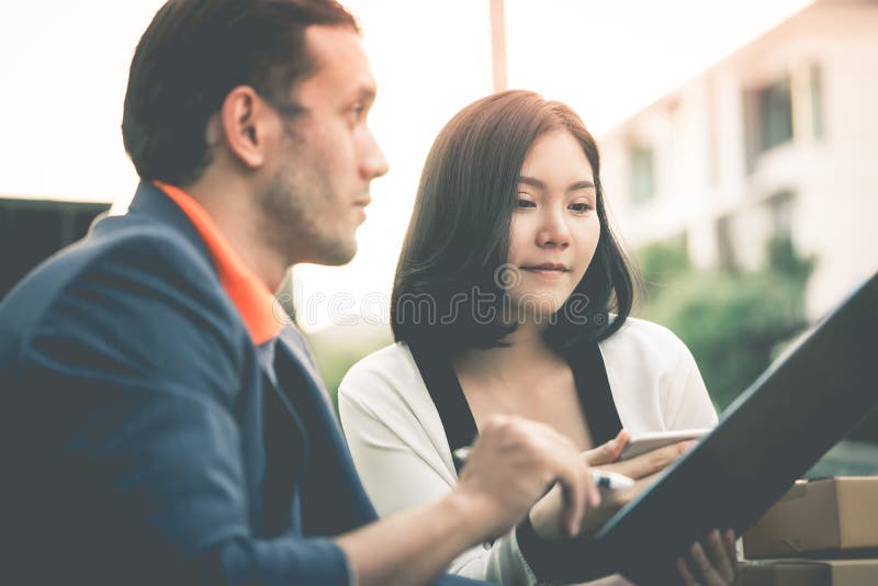 Drużyna zaczyna w górę online właściciel biznesu odświętności w plenerowym ja obrazy royalty free Drużyna zaczyna w górę online właściciel biznesu odświętności w plenerowym ja obrazy royalty free