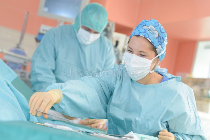Drużynowi chirurdzy wykonuje operację zdjęcia stock Drużynowi chirurdzy wykonuje operację zdjęcia stock