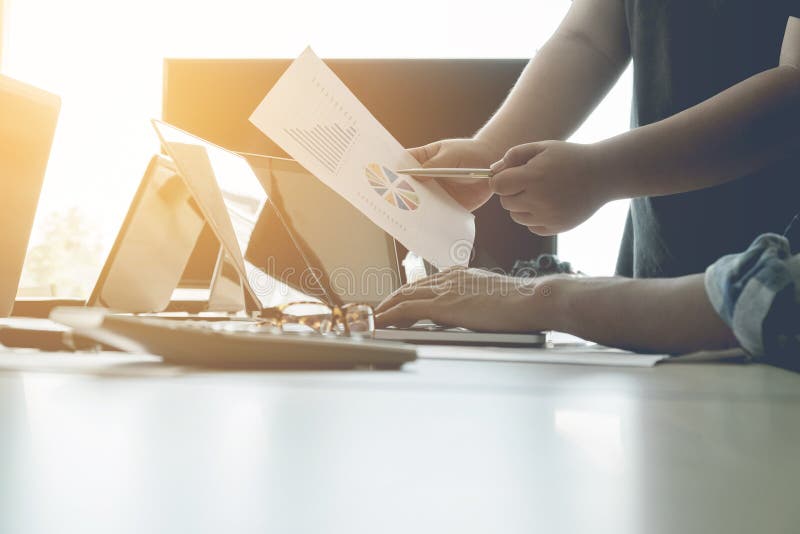 Drużynowy pracy pojęcie, drużynowy spotkanie, ludzie biznesu używa laptop przy o zdjęcia royalty free Drużynowy pracy pojęcie, drużynowy spotkanie, ludzie biznesu używa laptop przy o zdjęcia royalty free