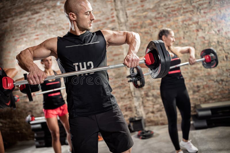Drużynowy trening z ciężarami zdjęcie stock Drużynowy trening z ciężarami zdjęcie stock