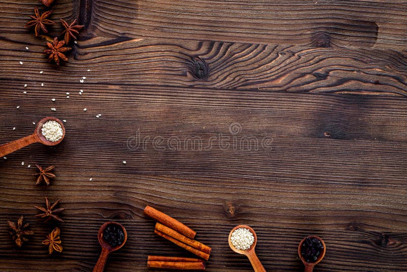 Gia vị khô màu sắc trên bàn gỗ nhà bếp: \