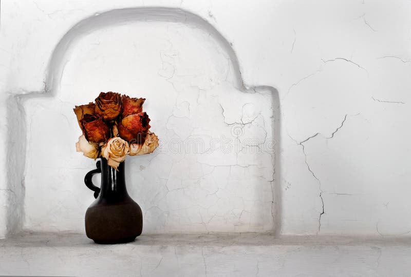 dry roses in a ceramic vase