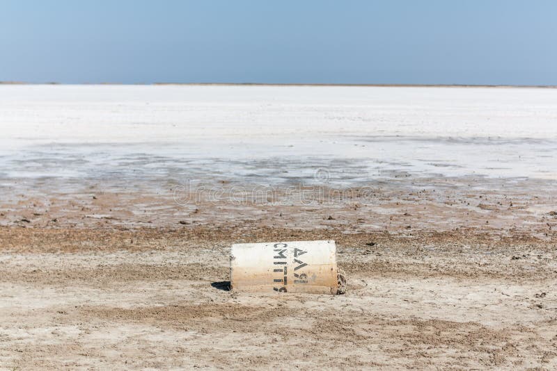 Dry salt lake, con una caduta di cemento contenitore per la spazzatura.