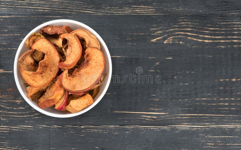 Dry slices apple in bowl