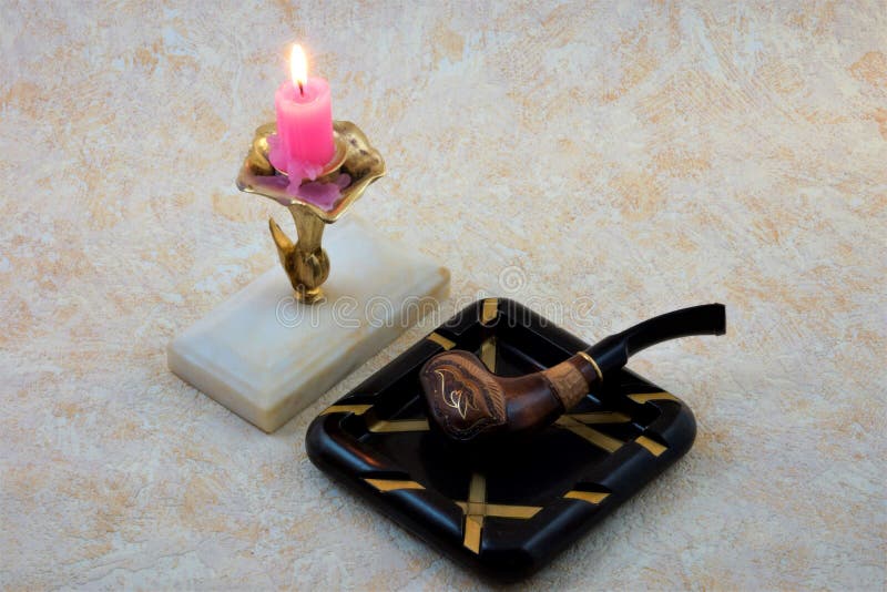 Drymba z dymienie ornamentu świeczki tabacznym ashtray obrazy stock Drymba z dymienie ornamentu świeczki tabacznym ashtray obrazy stock