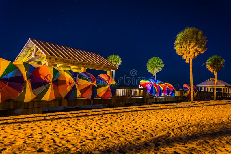 Drzewka palmowe i kolorowi plażowi parasole przy nocą w Clearwater b obrazy stock Drzewka palmowe i kolorowi plażowi parasole przy nocą w Clearwater b obrazy stock