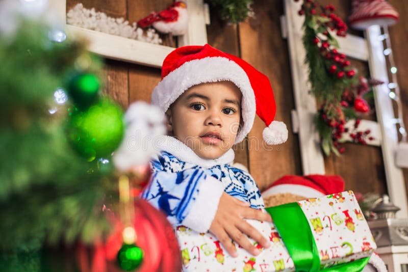 Dräkt Santa Claus för afrikansk amerikanpojkepåklädd royaltyfria foton Dräkt Santa Claus för afrikansk amerikanpojkepåklädd royaltyfria foton