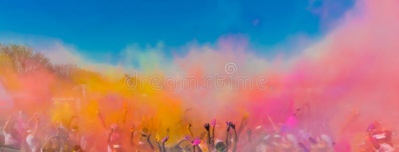 Drängen Sie werfende helle farbige Pulverfarbe in der Luft, Holi Fes stockfotos Drängen Sie werfende helle farbige Pulverfarbe in der Luft, Holi Fes stockfotos