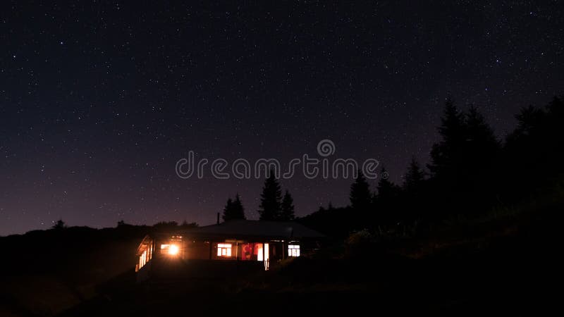 Dróg Mlecznych gwiazdy nad domem z turecczyzną i galaxy zaznaczamy w Artvin, Turcja obrazy royalty free Dróg Mlecznych gwiazdy nad domem z turecczyzną i galaxy zaznaczamy w Artvin, Turcja obrazy royalty free