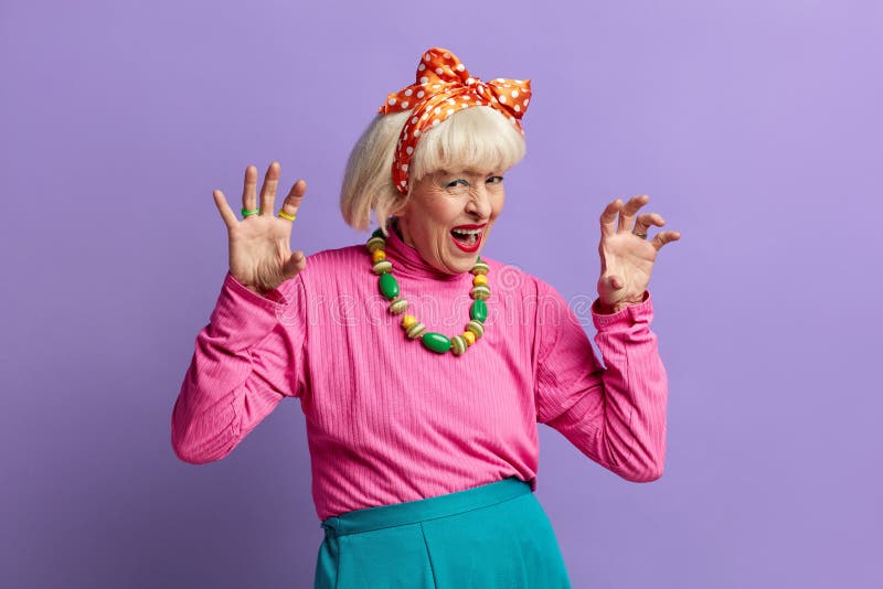 Drôle grand-mère pose studio. photo d'une vieille femme mignonne montrant une émotion drôle photographie stock libre de droits