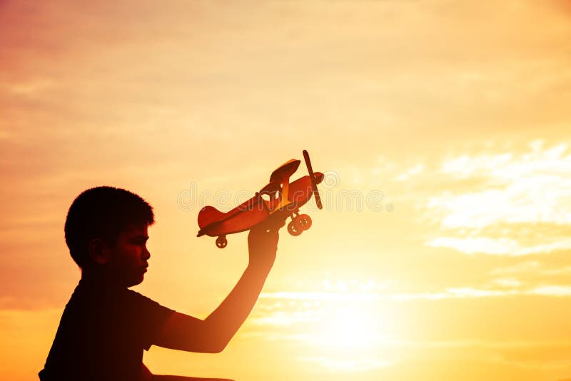 Drömmen av ett barn som önskar att flyga överallt konturn arkivfoton Drömmen av ett barn som önskar att flyga överallt konturn arkivfoton