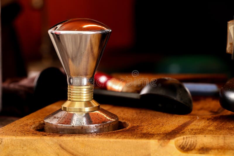 Drücken des gemahlenen Kaffees mit Besetzer lizenzfreie stockfotos Drücken des gemahlenen Kaffees mit Besetzer lizenzfreie stockfotos