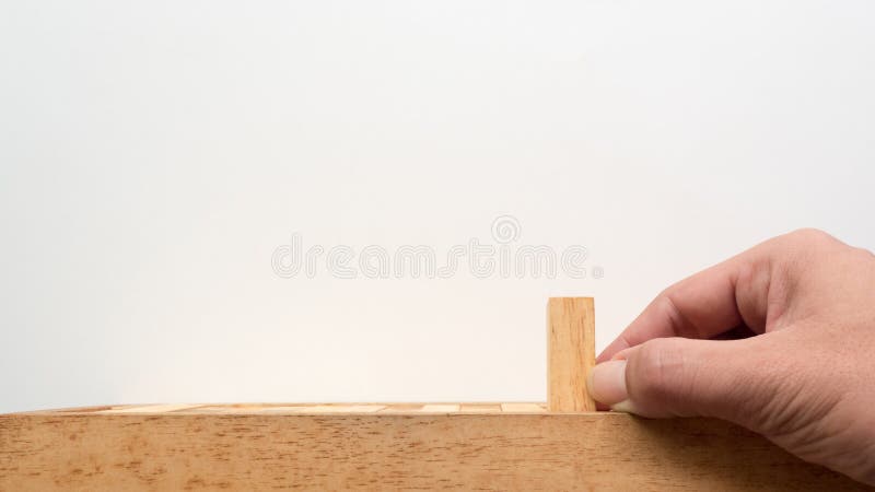 Drücken Sie Holzklotz von Hand ein stockfotografie Drücken Sie Holzklotz von Hand ein stockfotografie
