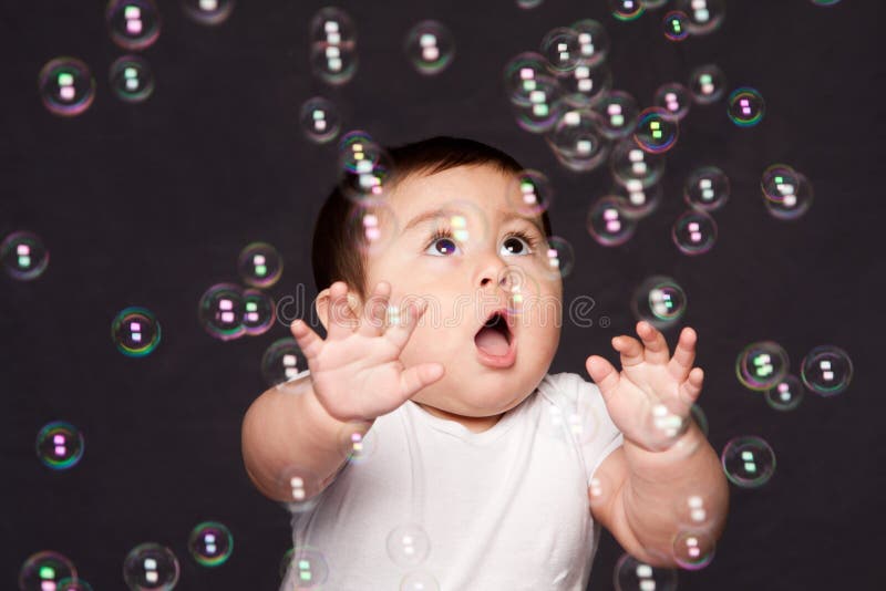 Drăguț și amuzant copil uimit cu bule royalty free stock images