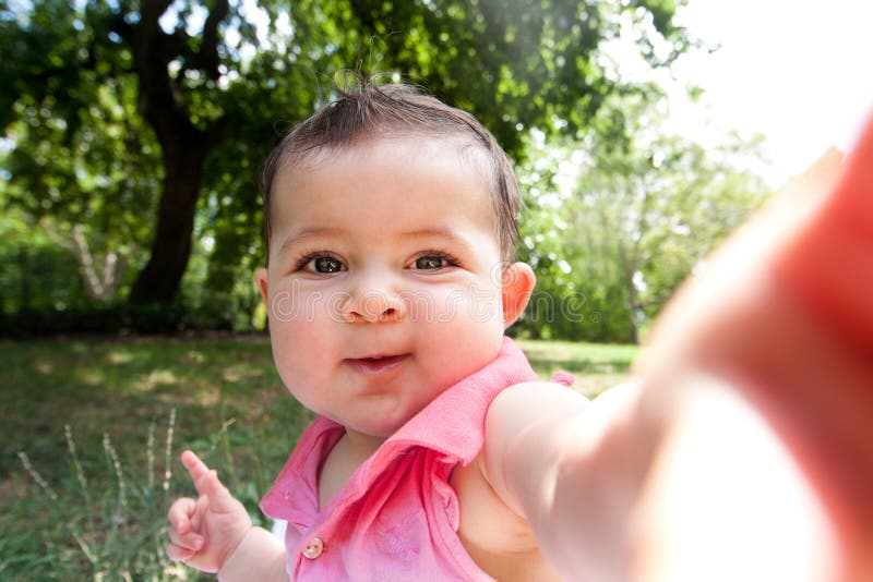 Drăguț și amuzant față de bebeluș selfie stock photo