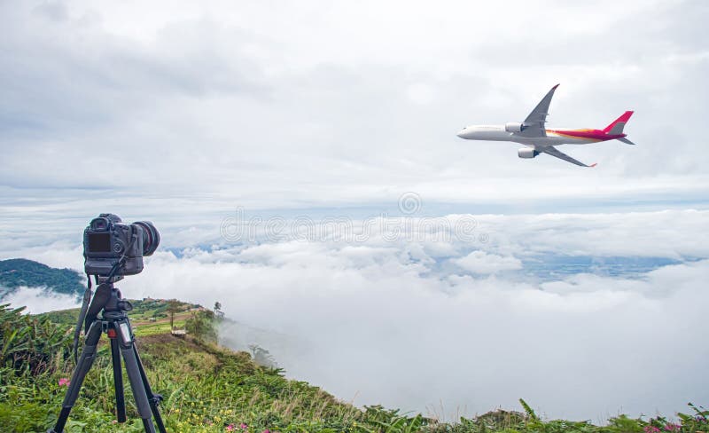 DSLR-camera die de fotografie van de reisaard nemen de volledige kadercamera op driepoot neemt foto van vliegtuigstart met mooie stock fotografie DSLR-camera die de fotografie van de reisaard nemen de volledige kadercamera op driepoot neemt foto van vliegtuigstart met mooie stock fotografie