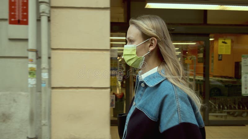 Du bör använda mask för att skydda dig själv och följa reglerna för covid19 stock video