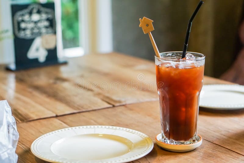 Du café de glace et un plat est placé sur une table en bois photos stock Du café de glace et un plat est placé sur une table en bois photos stock
