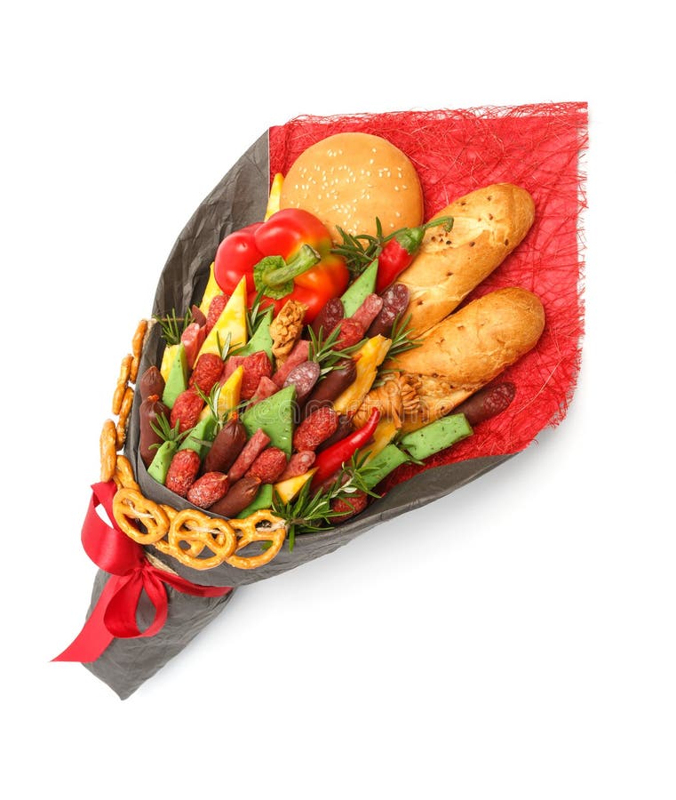 Du pain de blé, le petit pain de sésame, le fromage de différentes variétés, les saucisses et le paprika sont enveloppés en papie photos stock Du pain de blé, le petit pain de sésame, le fromage de différentes variétés, les saucisses et le paprika sont enveloppés en papie photos stock