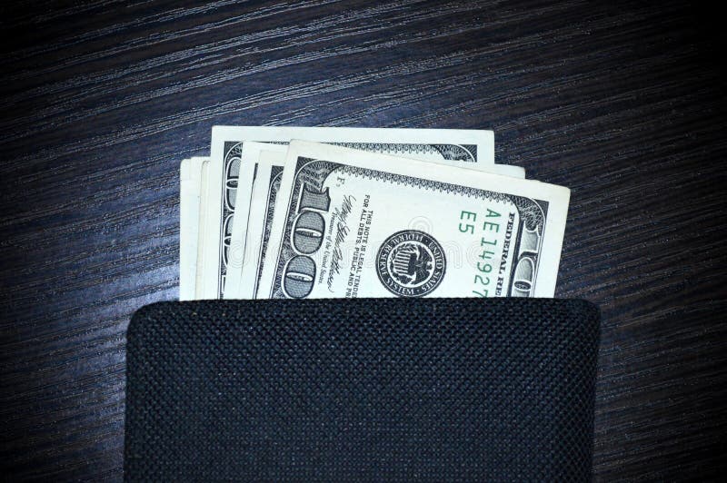 Du portefeuille collez 100 billets d'un dollar images libres de droits Du portefeuille collez 100 billets d'un dollar images libres de droits