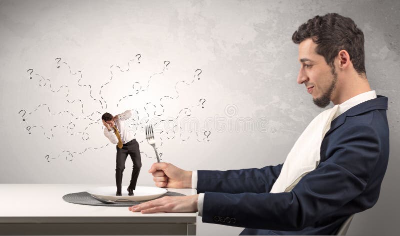 Du?y szef je ma?ego okaleczaj?cego pracownika zdjęcia stock Du?y szef je ma?ego okaleczaj?cego pracownika zdjęcia stock