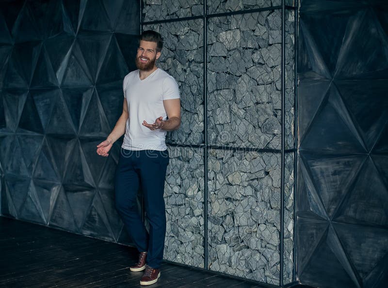 Du är den mig behov Full längd av den stiliga unga mannen som pekar dig, medan stå mot modern grå bakgrund royaltyfri fotografi Du är den mig behov Full längd av den stiliga unga mannen som pekar dig, medan stå mot modern grå bakgrund royaltyfri fotografi