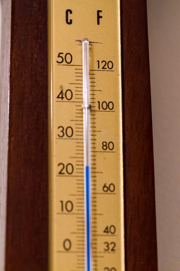 https://thumbs.dreamstime.com/b/dual-thermometer-celsius-fahrenheit-measuring-ambient-air-temperature-close-up-view-227477951.jpg