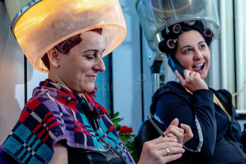 Duas Amigas Sob Um Secador De Cabelo Vintage Na Cabeleireira