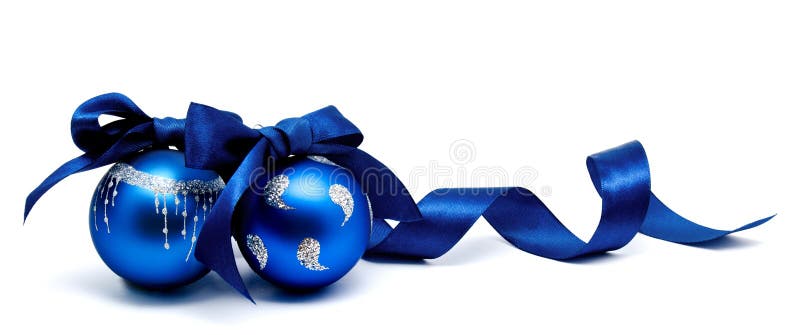 Duas bolas azuis perfeitas do Natal com a fita isolada