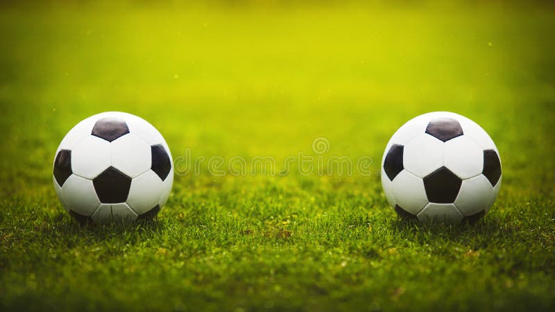 Bola De Futebol No Campo De Jogos Da Grama Verde Imagem de Stock