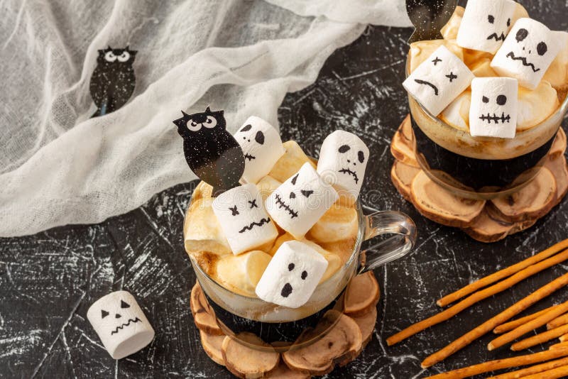 Rostos Assustadores Monstros De Marshmallow Em Xícara De Café Para  Halloween Foto de Stock - Imagem de conceito, monstro: 199278486