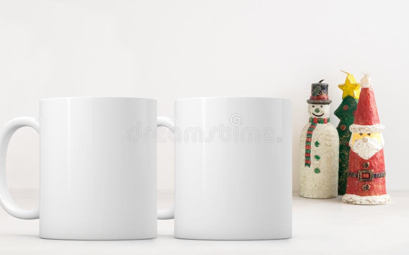 Duas canecas de café vazias brancas a zombaria do tema que do Natal adiciona até projetam ou citam imagens de stock Duas canecas de café vazias brancas a zombaria do tema que do Natal adiciona até projetam ou citam imagens de stock