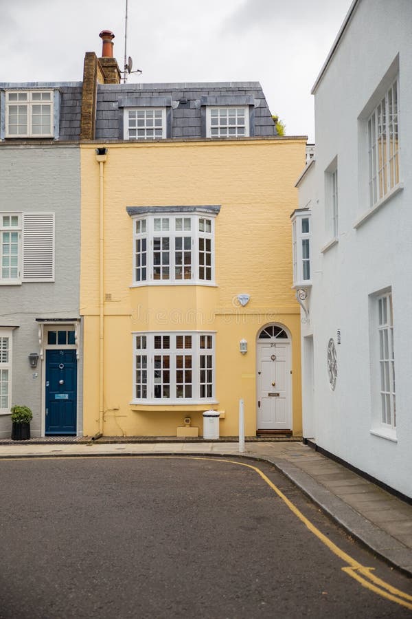 Casa Britânica Amarela Com Plantas Fora Das Janelas Imagem de Stock -  Imagem de londres, urbano: 204969287