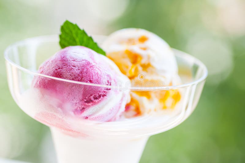 Duas colheres diferentes do gelado em uma bacia de vidro imagem de stock royalty free Duas colheres diferentes do gelado em uma bacia de vidro imagem de stock royalty free